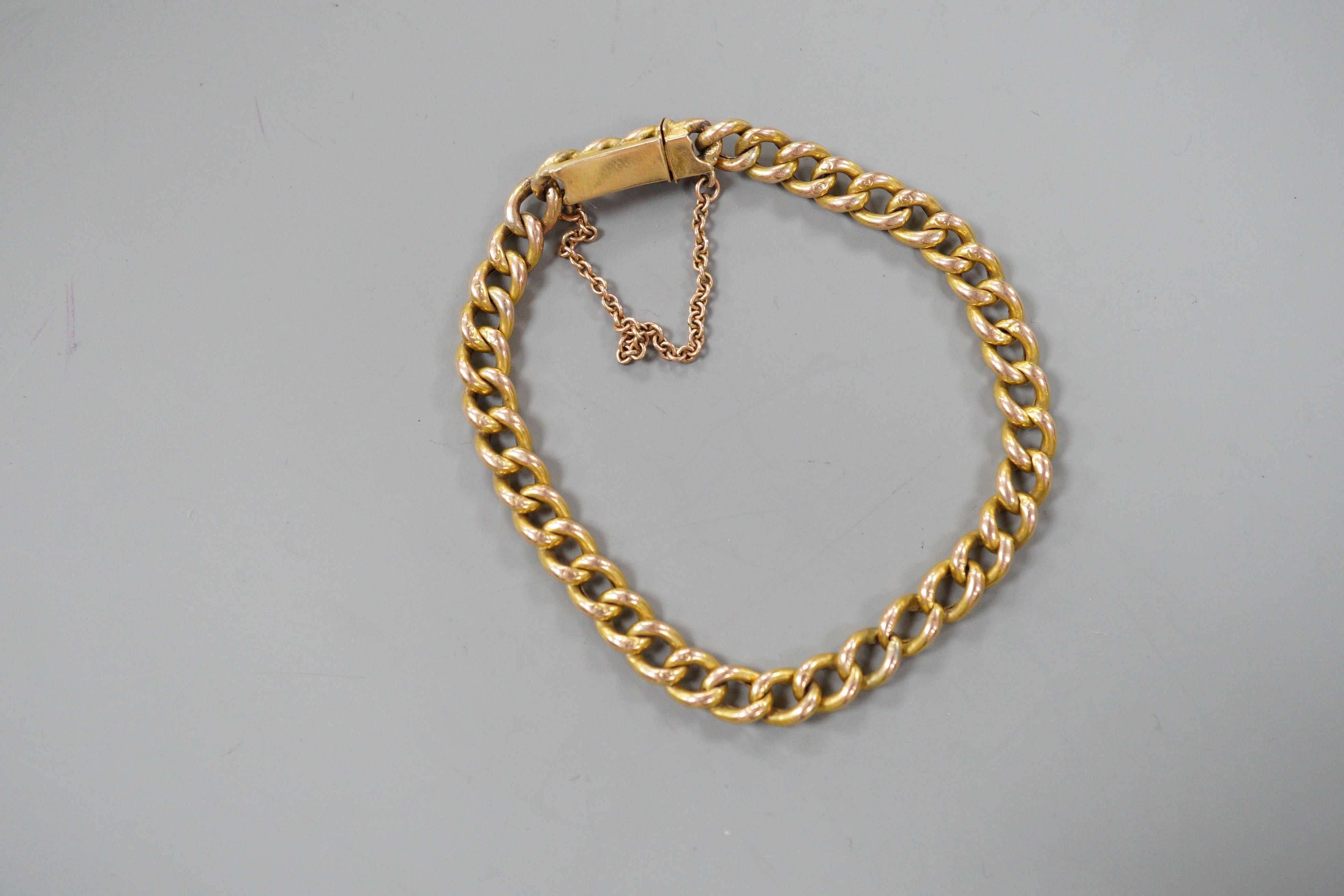 A 9ct curb link bracelet, 18cm, 7.5 grams.